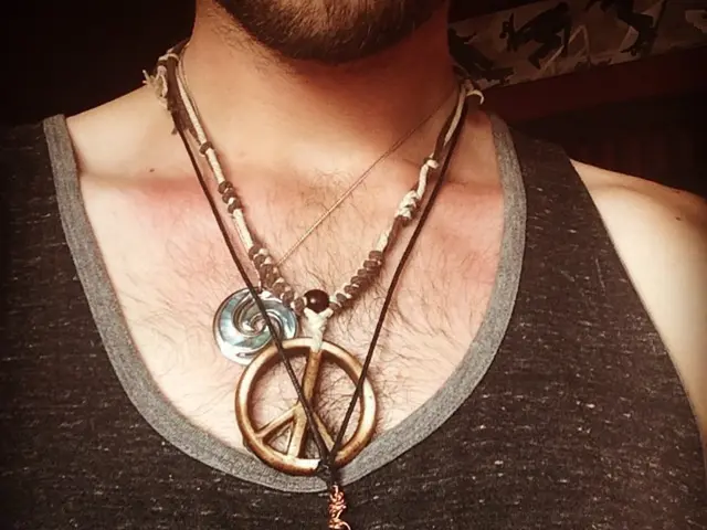 Summer UGG elegance: Jessica Alba's guide on styling UGGs fashionably