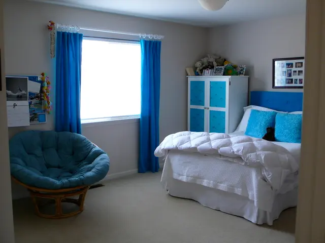 London Apartment Conceals Mess in 'Storage Wall', Revealing More Space for Showcasing Design...