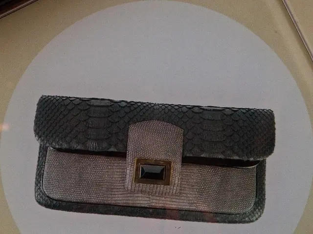 Top Men's Slim Wallets Silently Highlight Your Elegance Through Your Pants