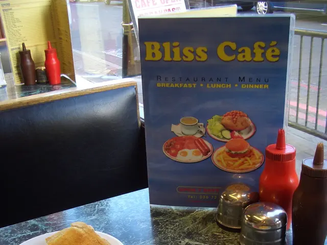 Italian eatery in Glockenbach district offers breakfast and brunch on the lush green square