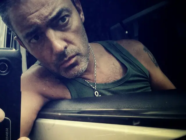 Youthful fascination for eccentric mirrors: A pattern worth replicating among generations