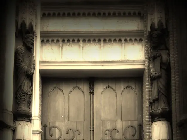 These are sculptures of persons, these are trees.